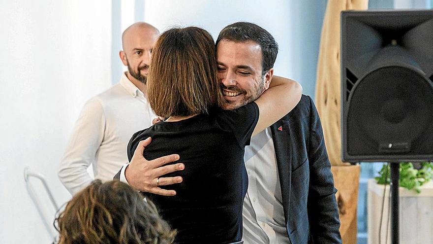 Garzón se abraza a una compañera de partido, ayer durante la Asamblea de IU en la que explicó su renuncia a repetir en el Congreso.  | FOTO: E. P.