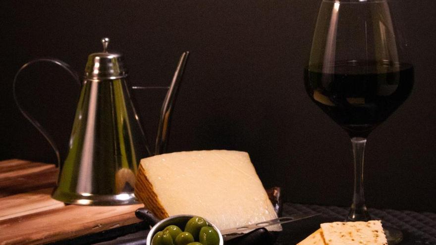Triunfa con un maridaje perfecto entre queso curado y vino