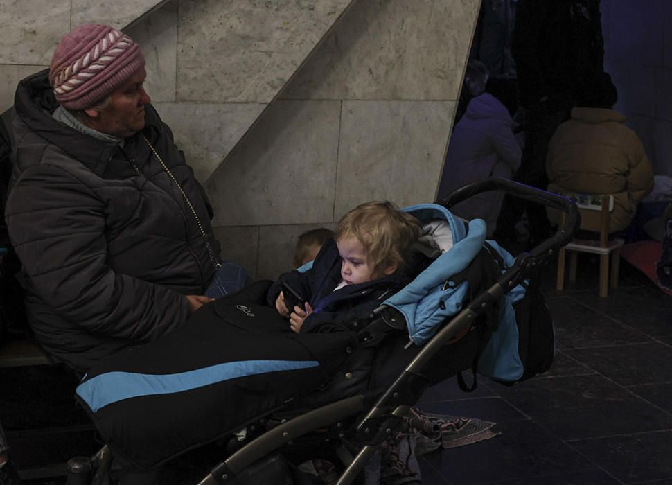 El metro de Kiev, refugio improvisado de miles de ucranianos