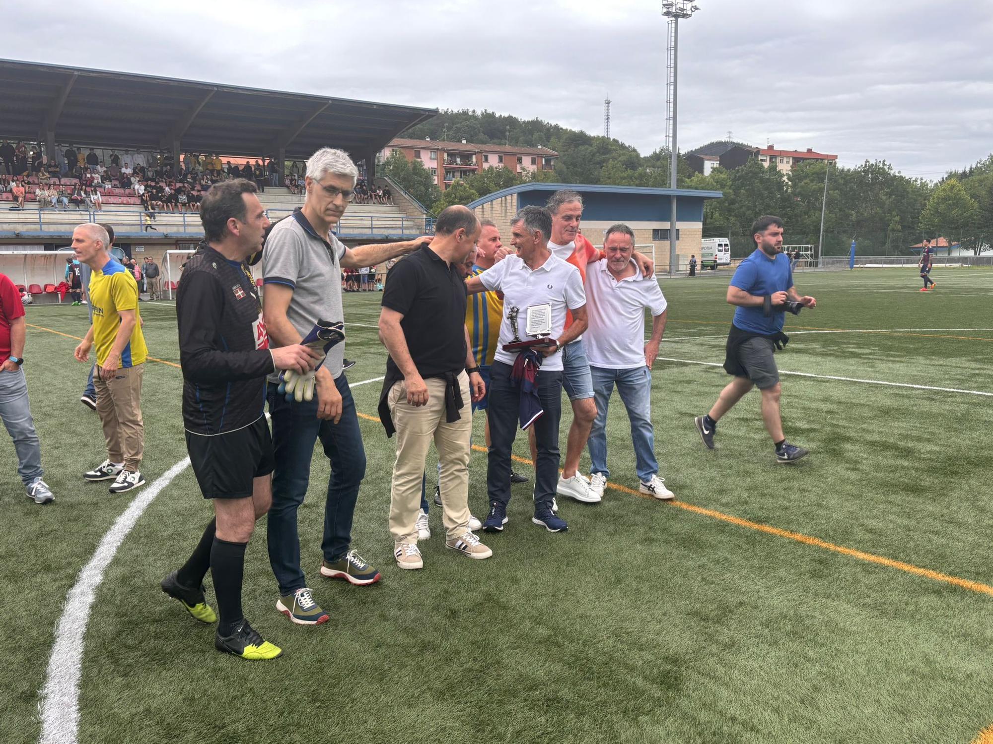 En imágenes: el Arratia homenajea a José Luis Mendilibar