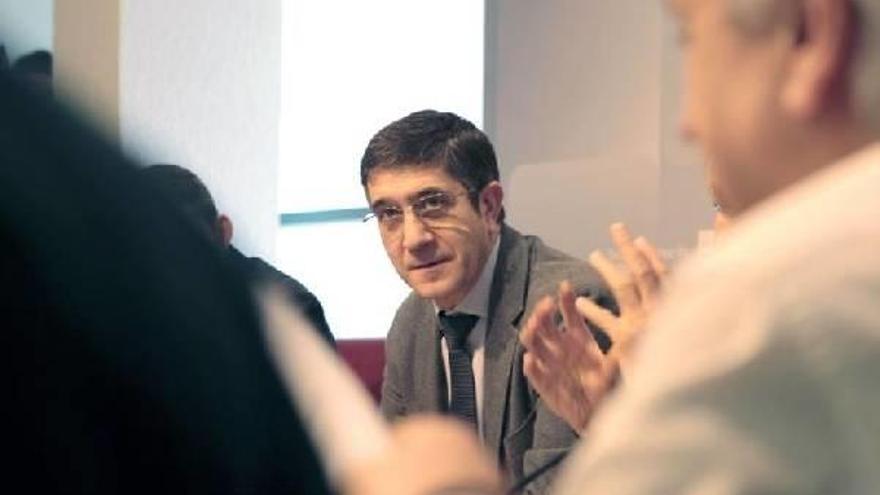 Patxi López, en la primera reunión del órgano de coordinación  institucional del PSE acordado en el último congreso.