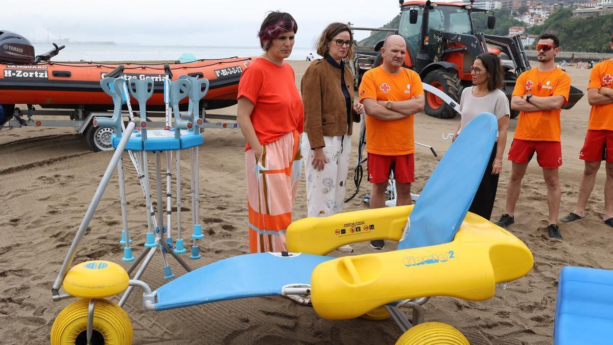 El baño asistido estará operativo en los arenales de La Arena, Ereaga, Laidatxu, Plentzia, Gorliz, Bakio, Isuntza y Arrigorri