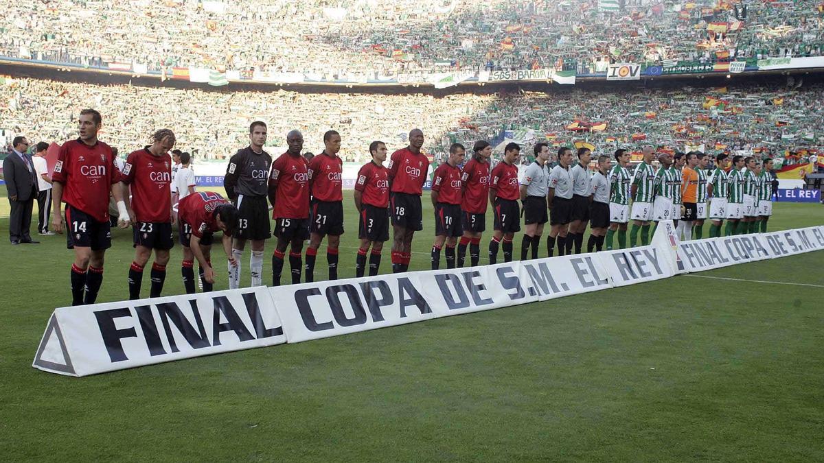 Los jugadores de Osasuna y Betis posan antes de la final de 2005.