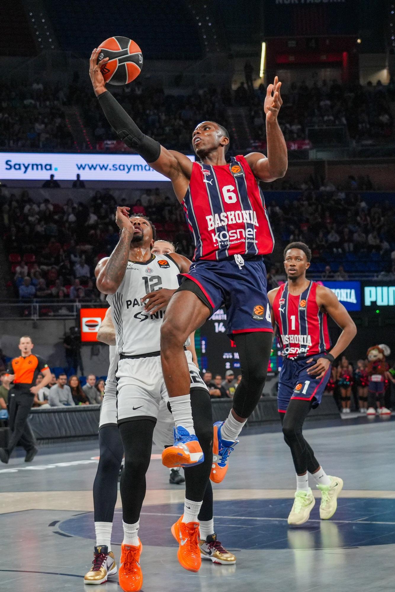 Todas las fotos del Baskonia-Partizan en el Buesa Arena