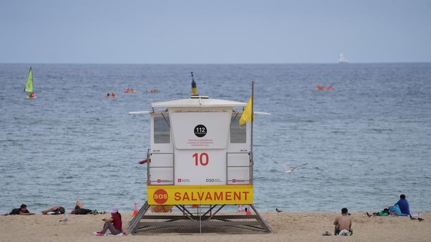 Un menor muere y dos quedan en estado crítico tras no poder salir del agua en una playa de Tarragona