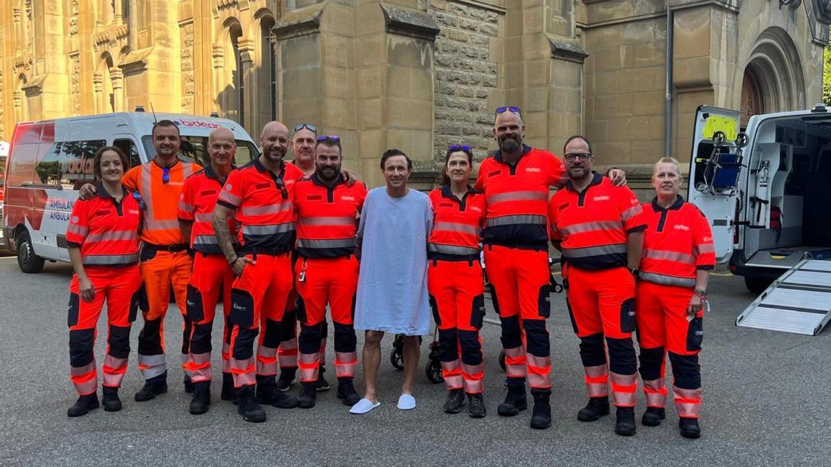 Rafaelillo, junto a personal médico a su salida del Hospital este viernes.