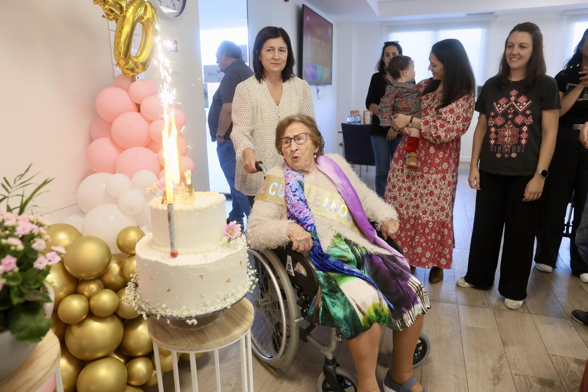 En imágenes: María Purificación López de Viñaspre celebra un siglo de vida rodeada de familiares, amigos y personal en la residencia Betania Garden