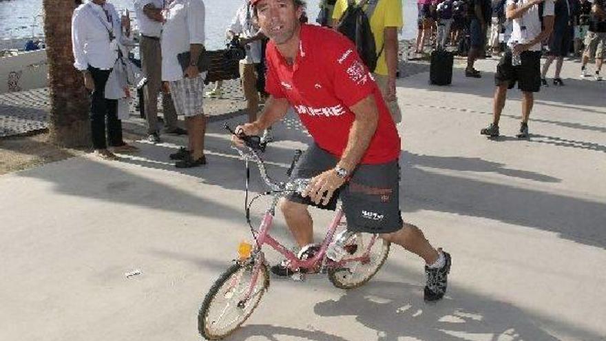 Iker Martínez de Lizarduy, en bicicleta por el puerto de Alicante.