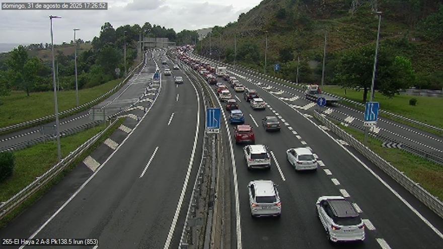 Retenciones kilométricas en la A-8 dirección Bilbao por un accidente de tráfico múltiple