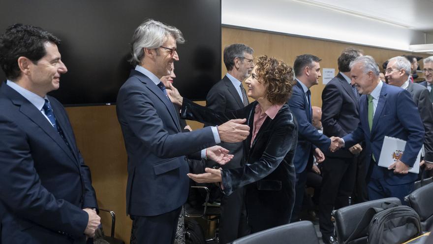 A Montero los barones le arrugan la nariz