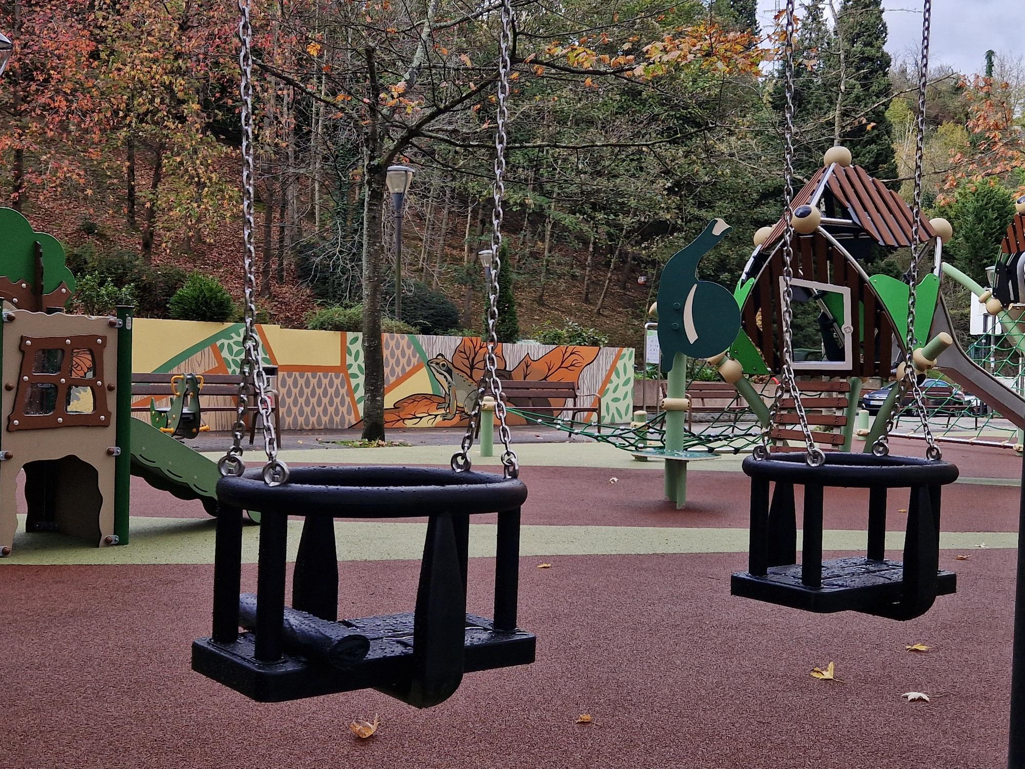 Nuevos columpios en la Campa Ibaizabal en el barrio de La Peña