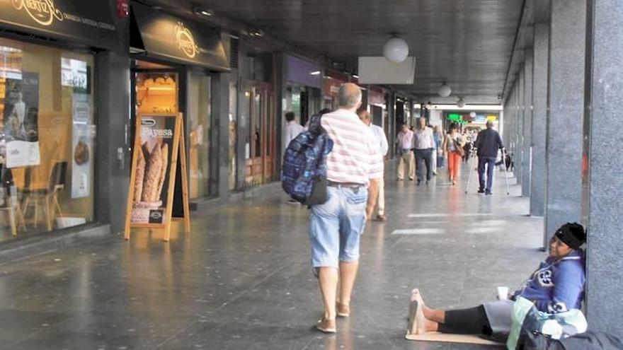 Una persona pide ayuda en la calle Mayor de Las Arenas. Foto: M. Hernámdez