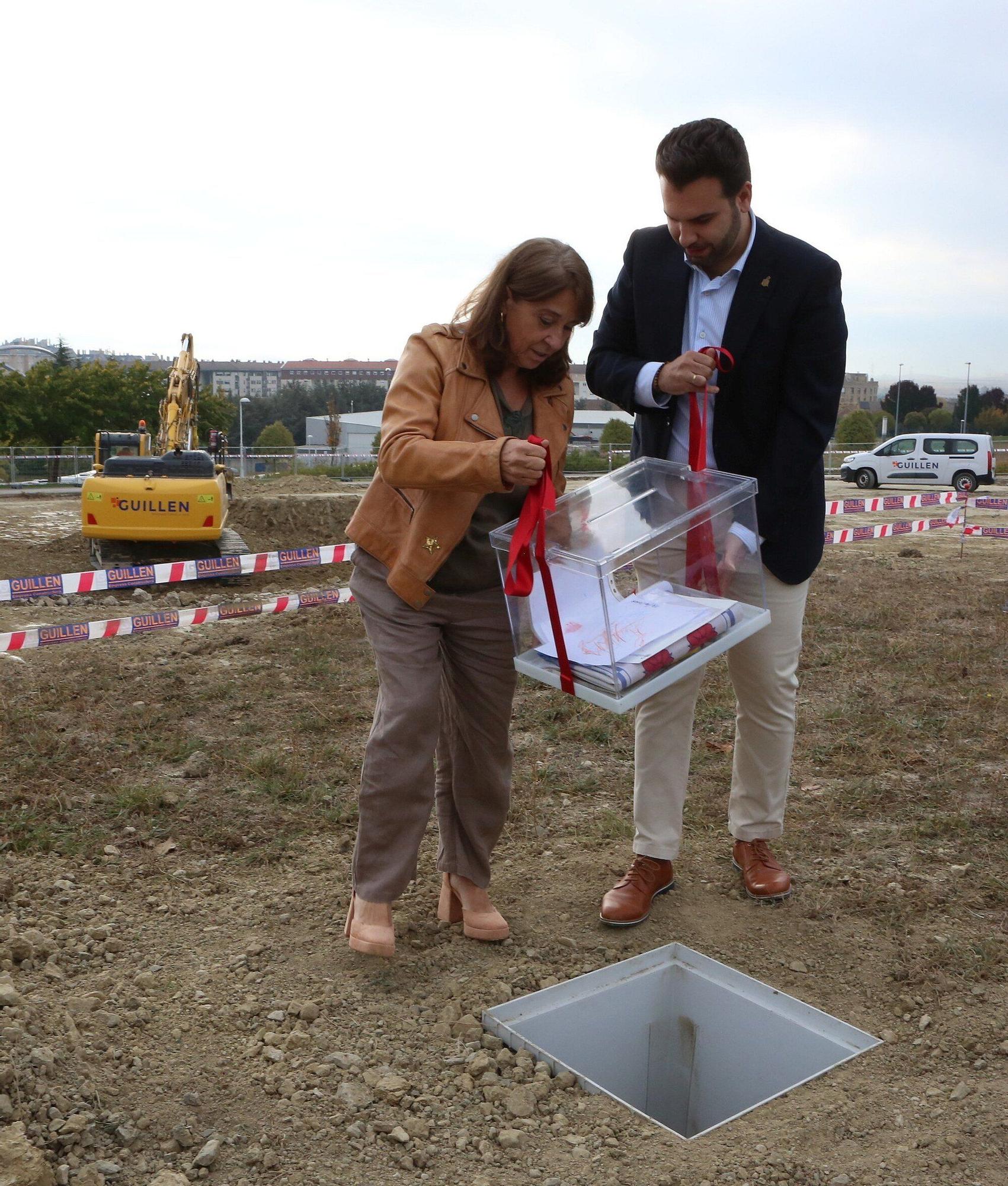 Colocación de la primera piedra de la nueva Escuela Infantil Sarastigorri en Zizur Mayor