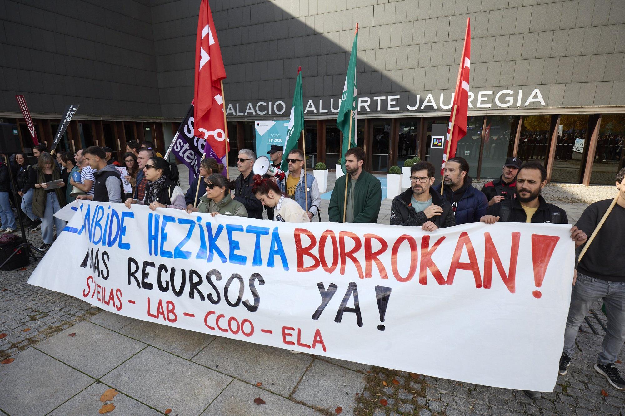 Manifestación de profesores y estudiantes de FP en Pamplona el segundo día de huelga