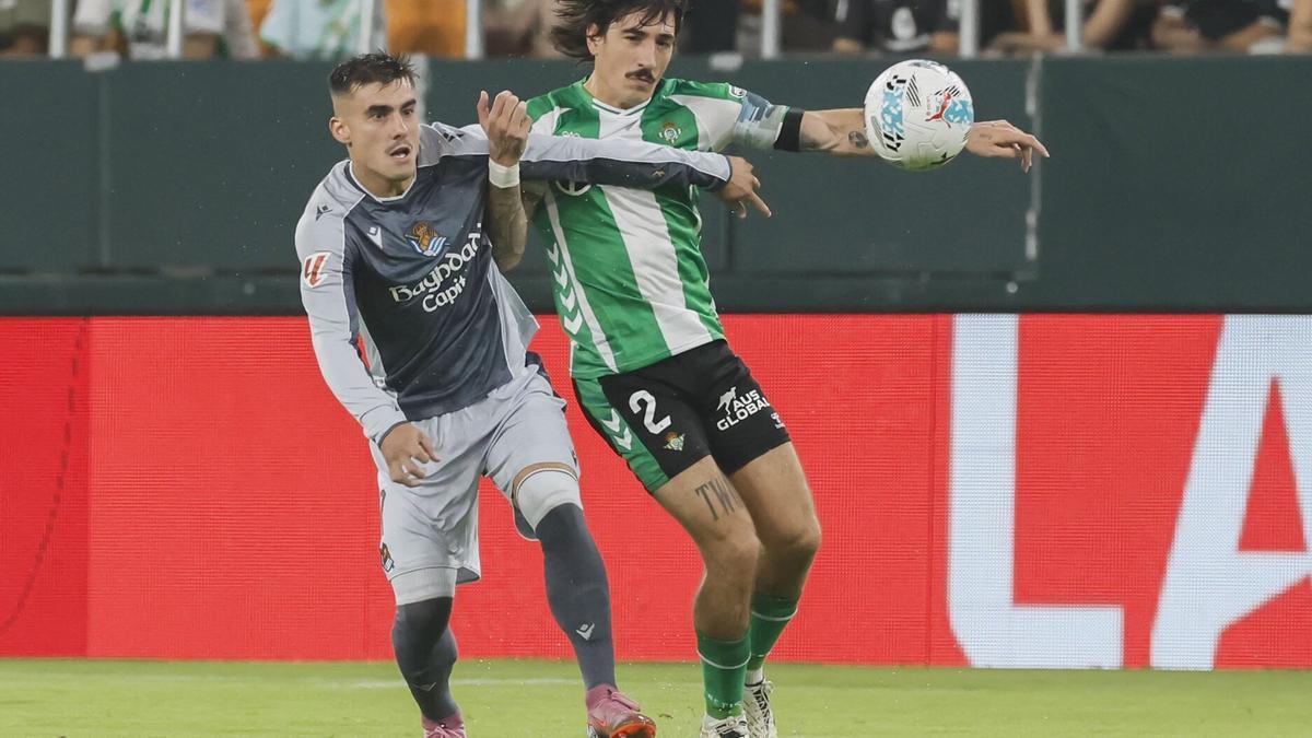 Barrene pugna por un balón junto a Bellerín.