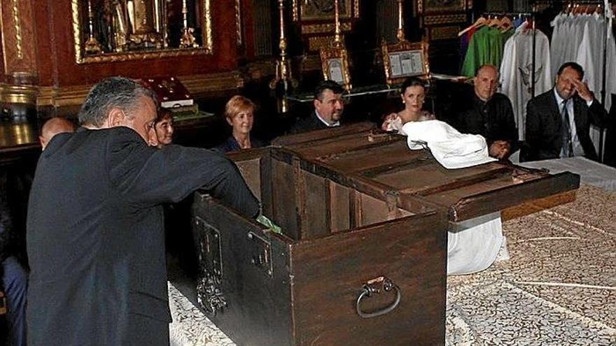 Olaskoaga, sacando los libros de cuentas de la Kutxa.