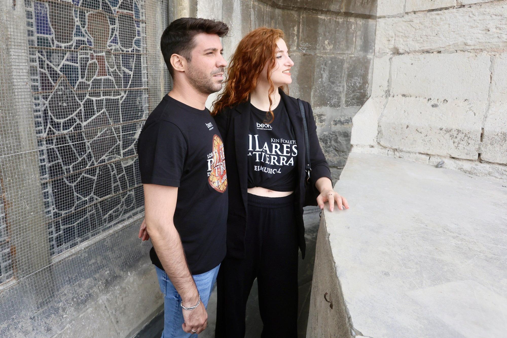 En imágenes: Parte del equipo de 'Los pilares de la Tierra, el musical' visita la Catedral Santa María de Vitoria-Gasteiz