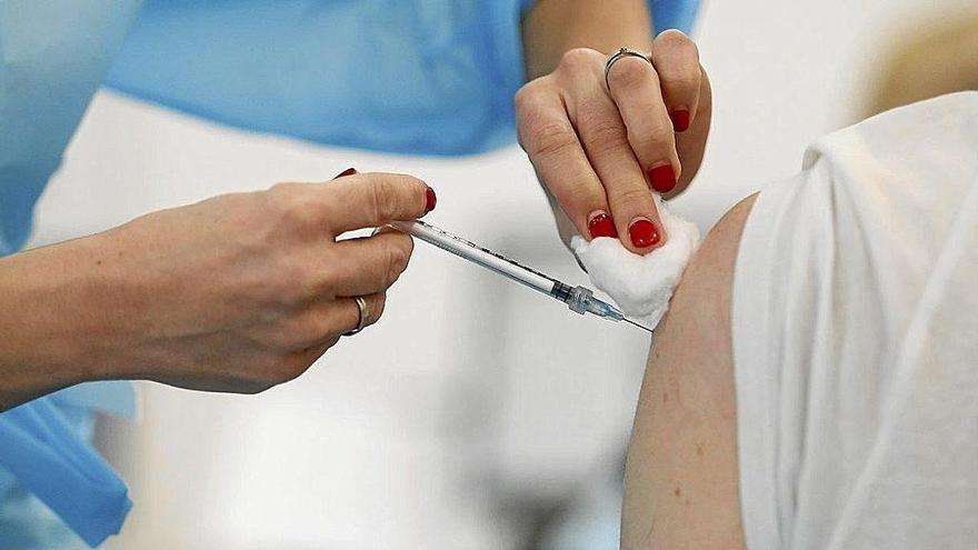 La tercera dosis a los mayores de  70 años se ralentiza en el Estado