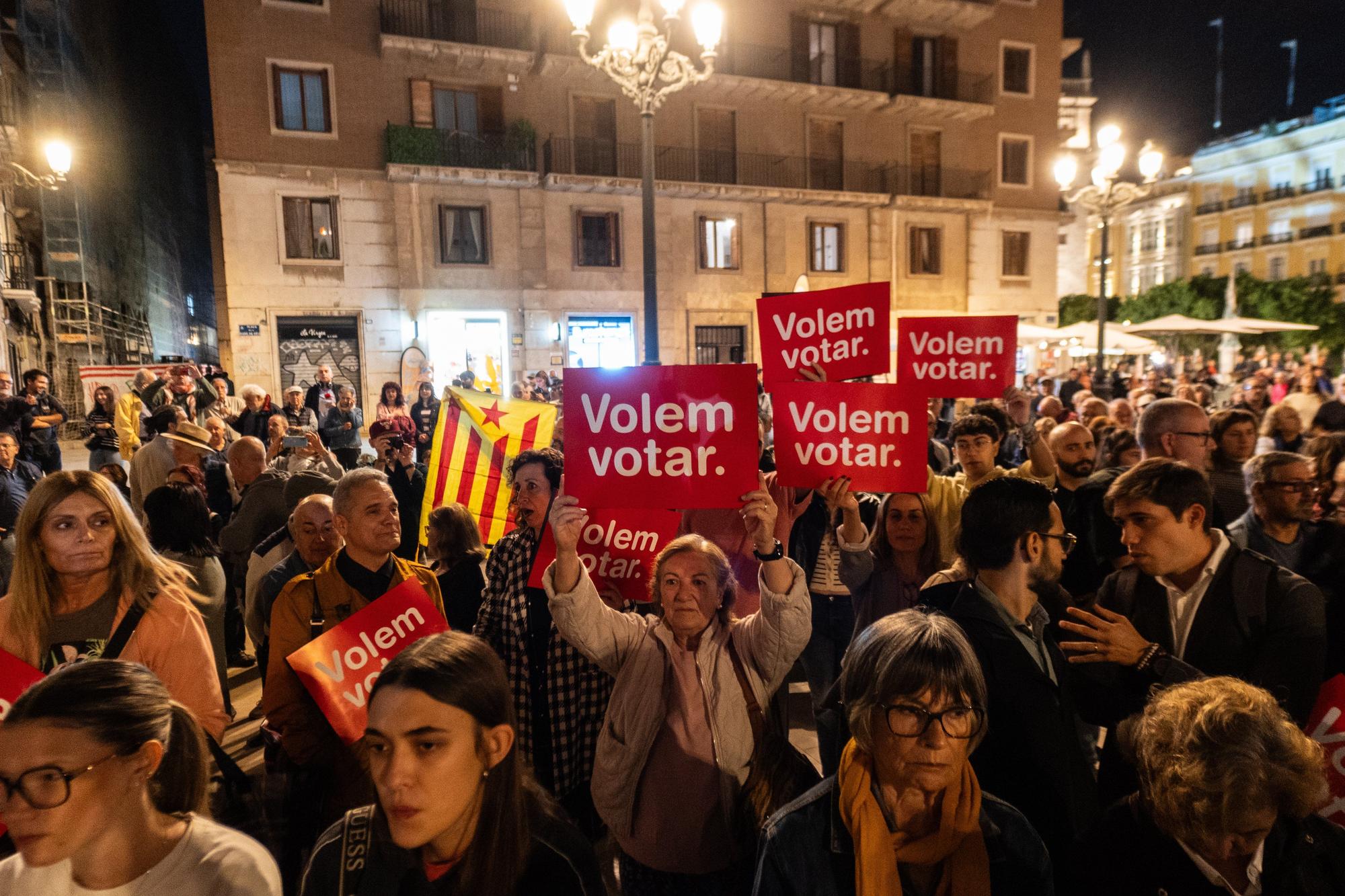 Una concentración ciudadana en València celebra la marcha de Mazón