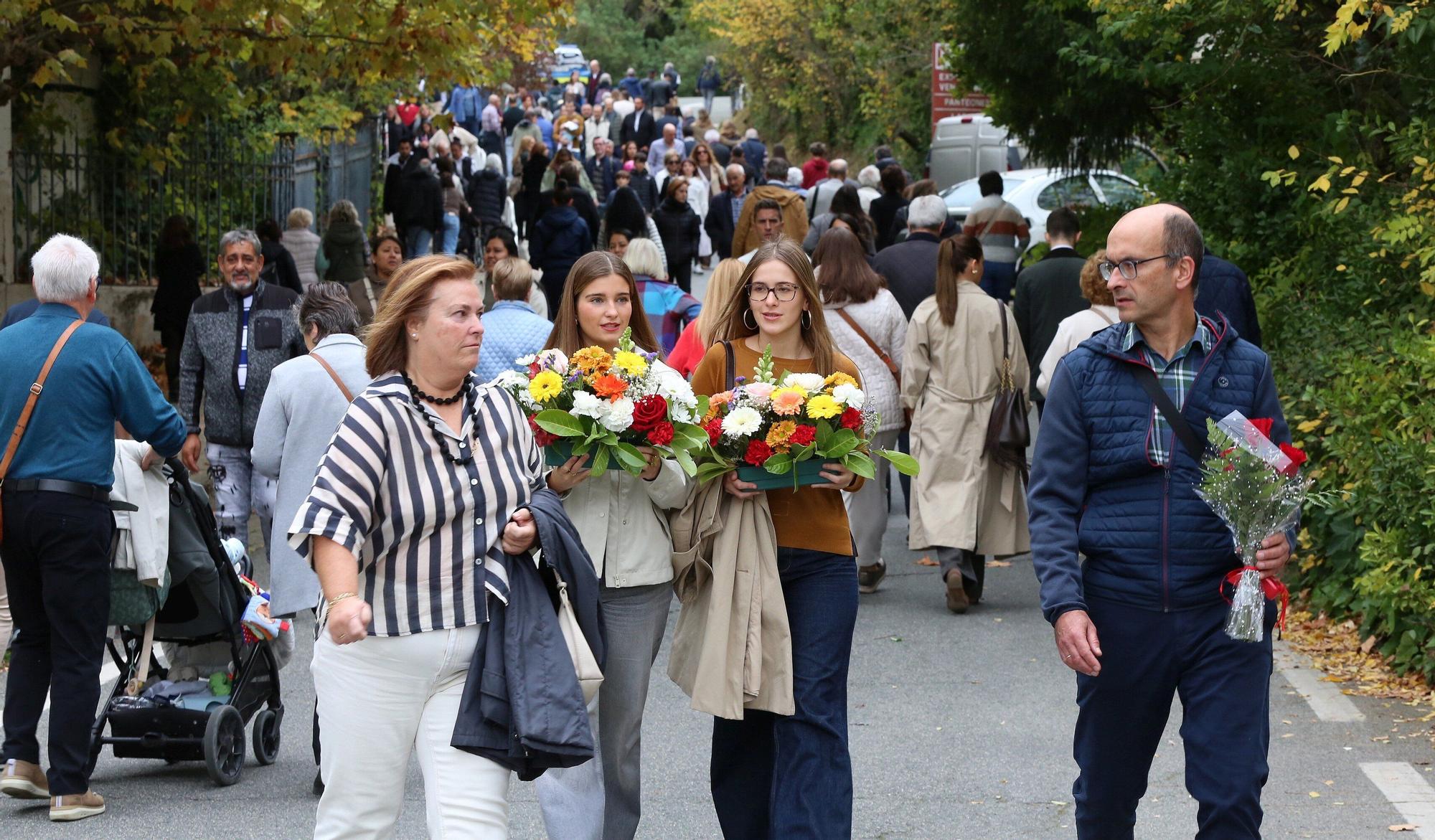 Miles de ciudadanos visitan a sus allegados en los cementerios de Navarra