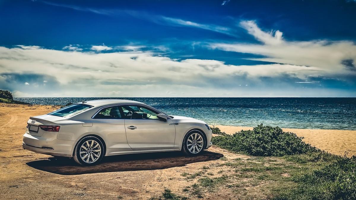 Coche aparcado en una playa