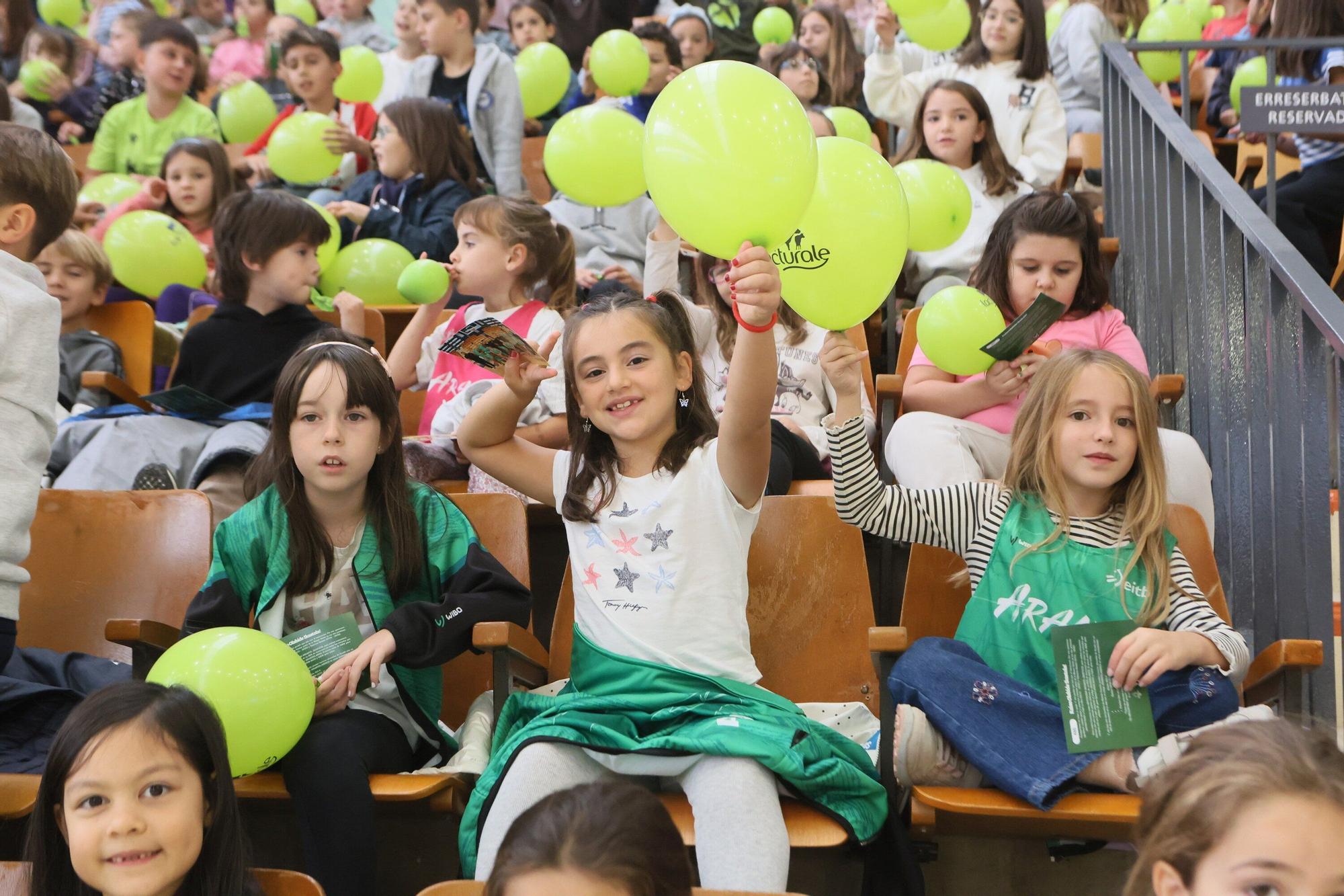 En imágenes: Entrenamiento del Araski en Mendizorroza con alumnos de Olabide