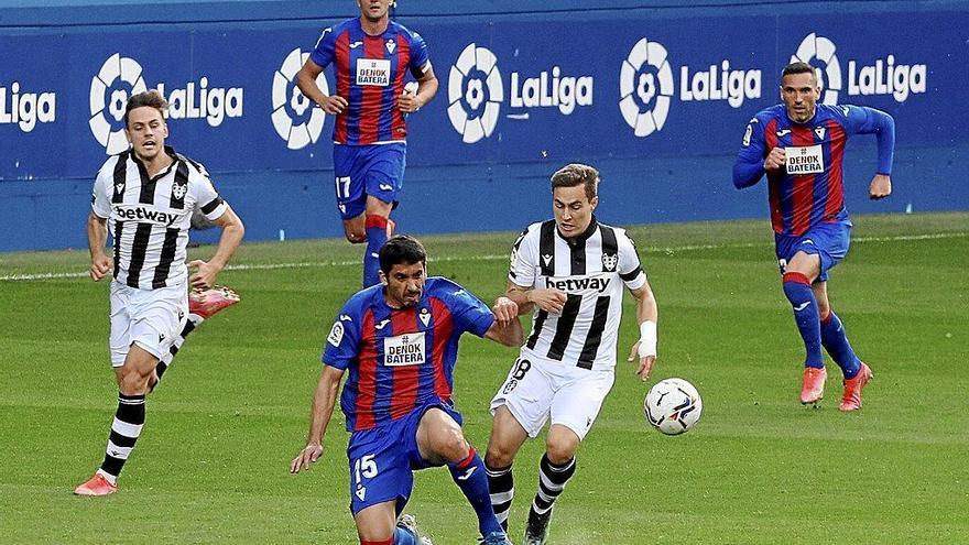 Cote pugna por un balón con un futbolista del Levante, durante el partido del pasado fin de semana en Ipurua. Foto: Javi Colmenero