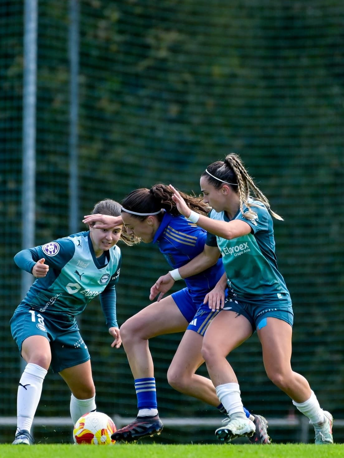 Viles y Navajas disputan un balón contra el Real Oviedo.