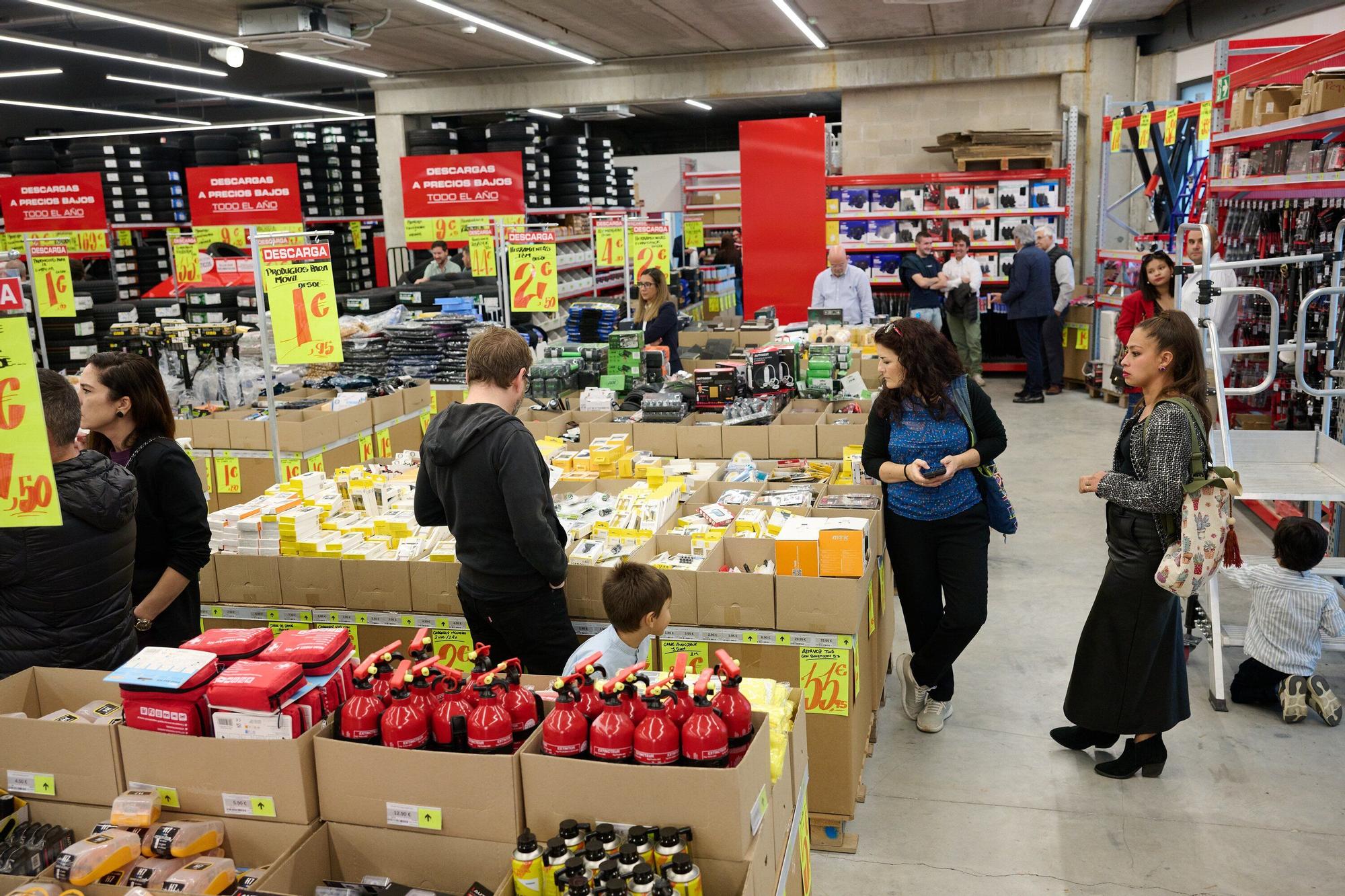 Fotos de la inauguración oficial de la nueva tienda de Carter-Cash en Pamplona