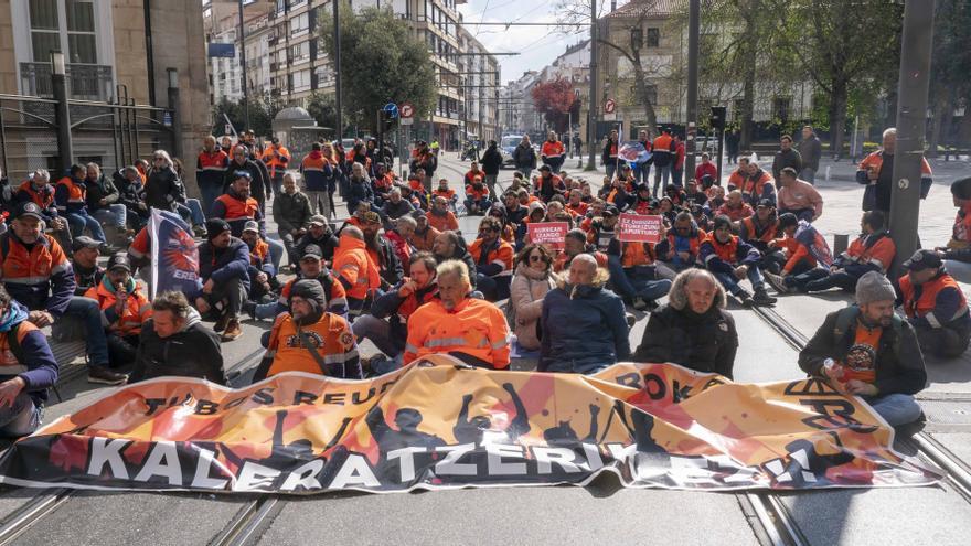 Tubos Reunidos admite que 42 eventuales son fijos y les ofrece las mismas condiciones para salir