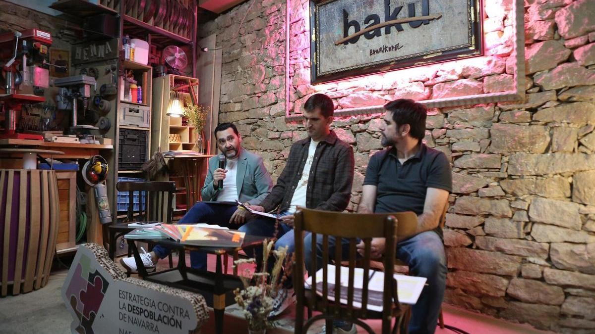 Jesús María Rodríguez, director general de Administración Local y Despoblación, Joseba Guardia y Eneko Larrarte, coautor del &quot;Libro Blanco de la Despoblación&quot;