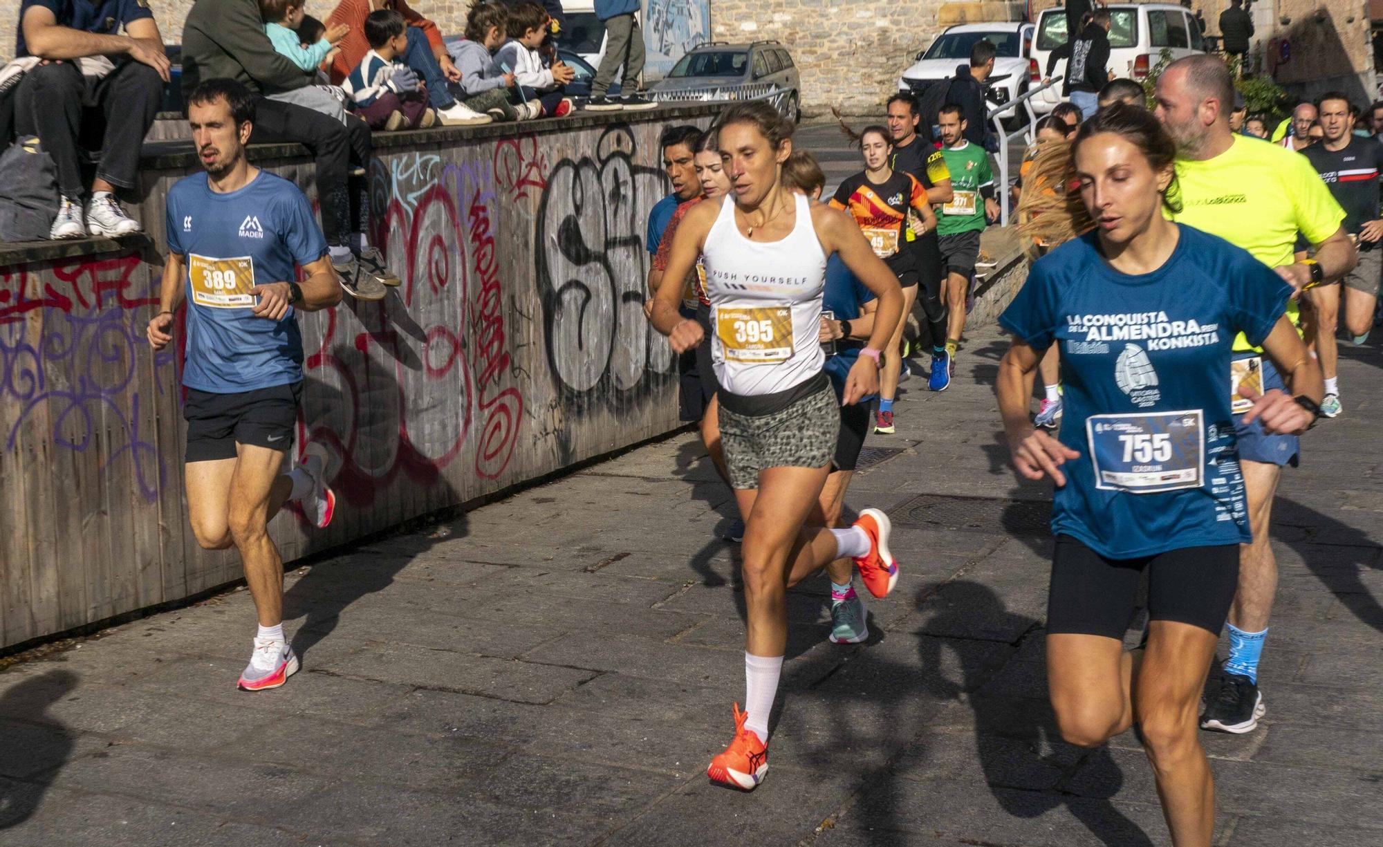 En imágenes: Un millar de corredores atraviesan la almendra