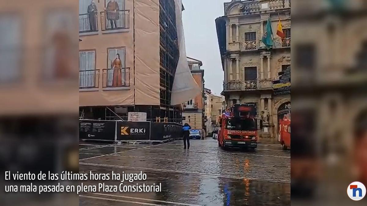 El viento juega una mala pasada en plena Plaza Consistorial de Pamplona
