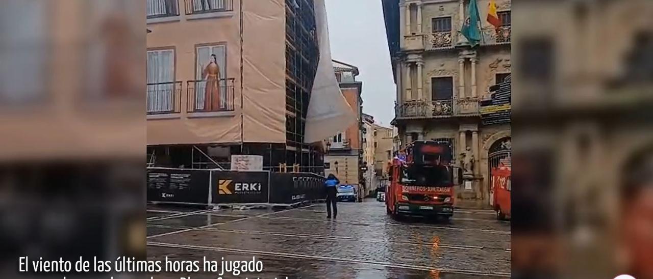 El viento juega una mala pasada en plena Plaza Consistorial de Pamplona