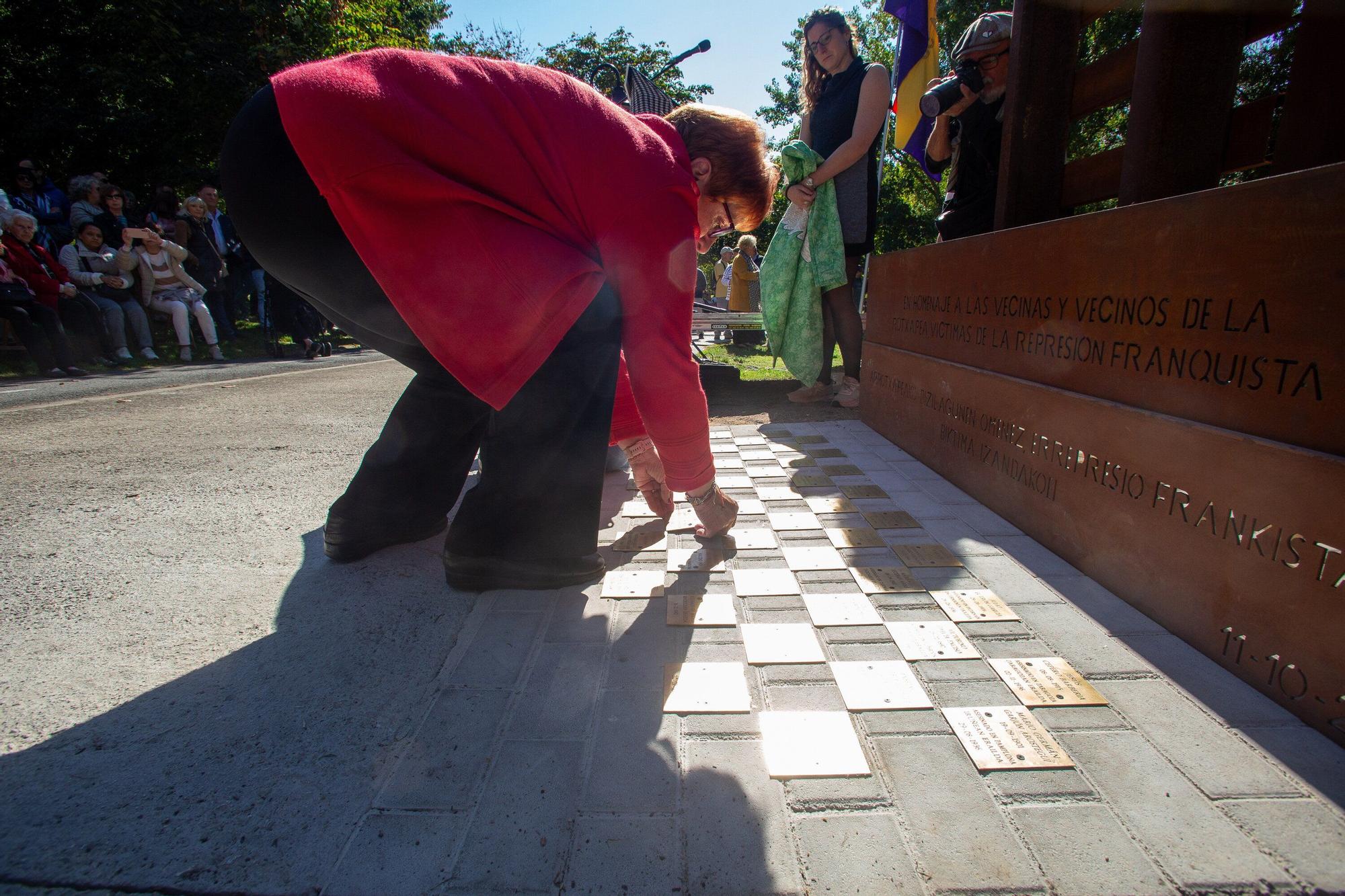 Inauguración del monumento en homenaje a las víctimas de la represión franquista en la Rochapea
