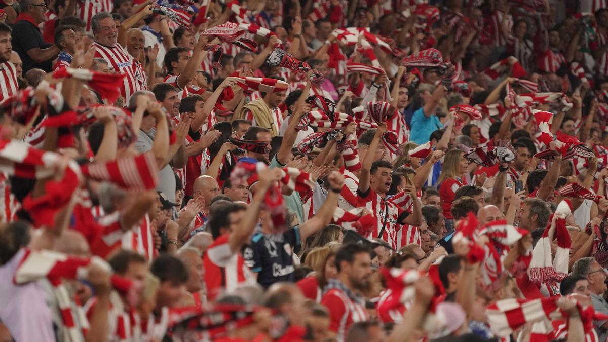 La afición del Athletic celebra la victoria ante el Sevilla