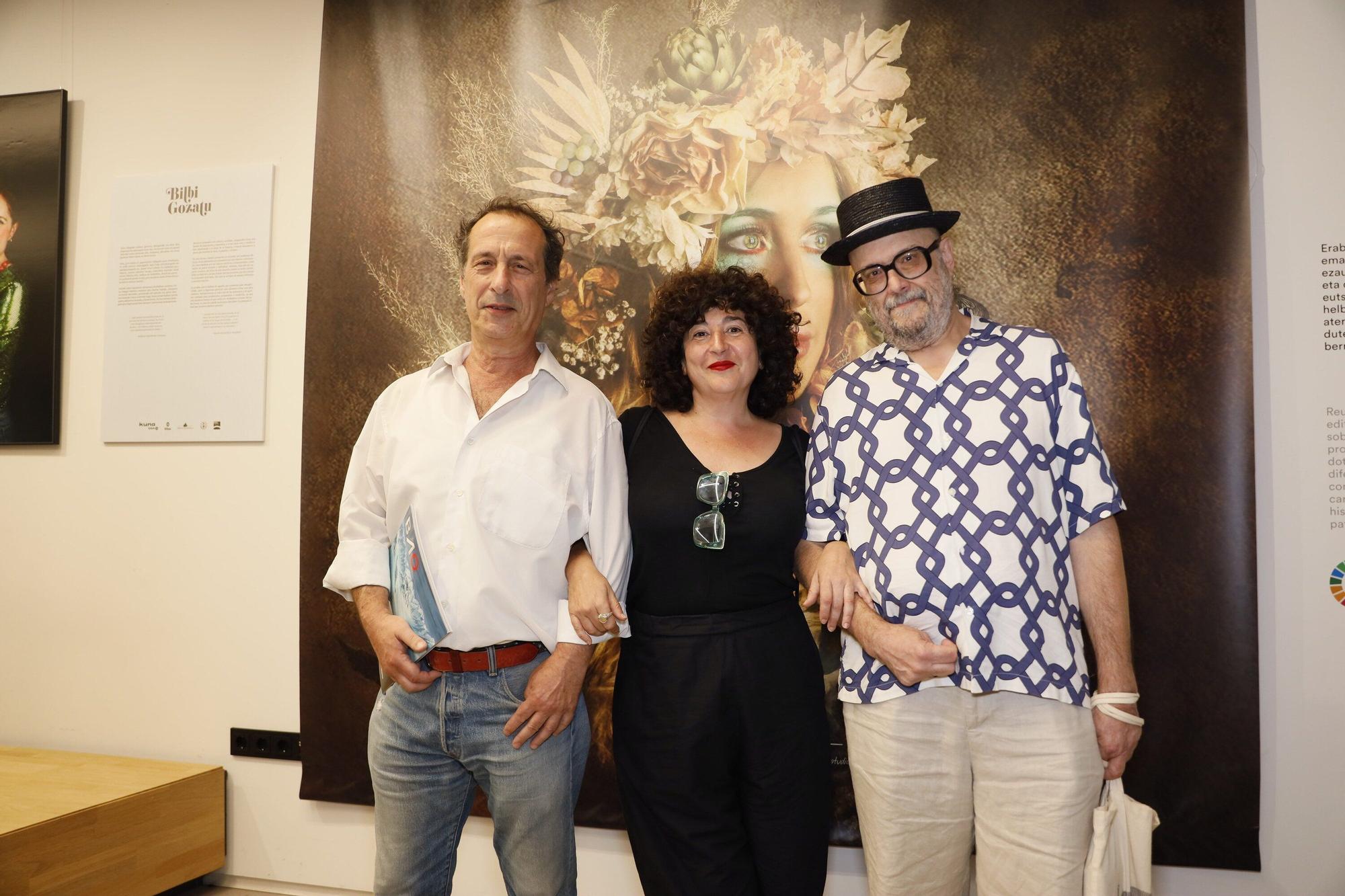 Gontzal Azkoitia; la actriz Gemma Martínez y Juankar Bilbao disfrutaron con la muestra.