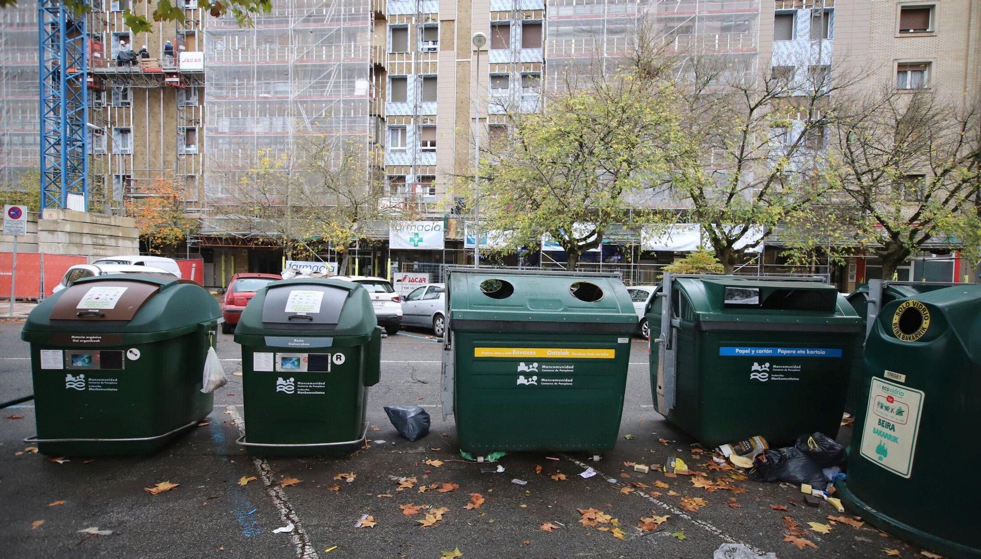 Contenedores en la calle Monasterio de la Oliva con Virgen del Puy.