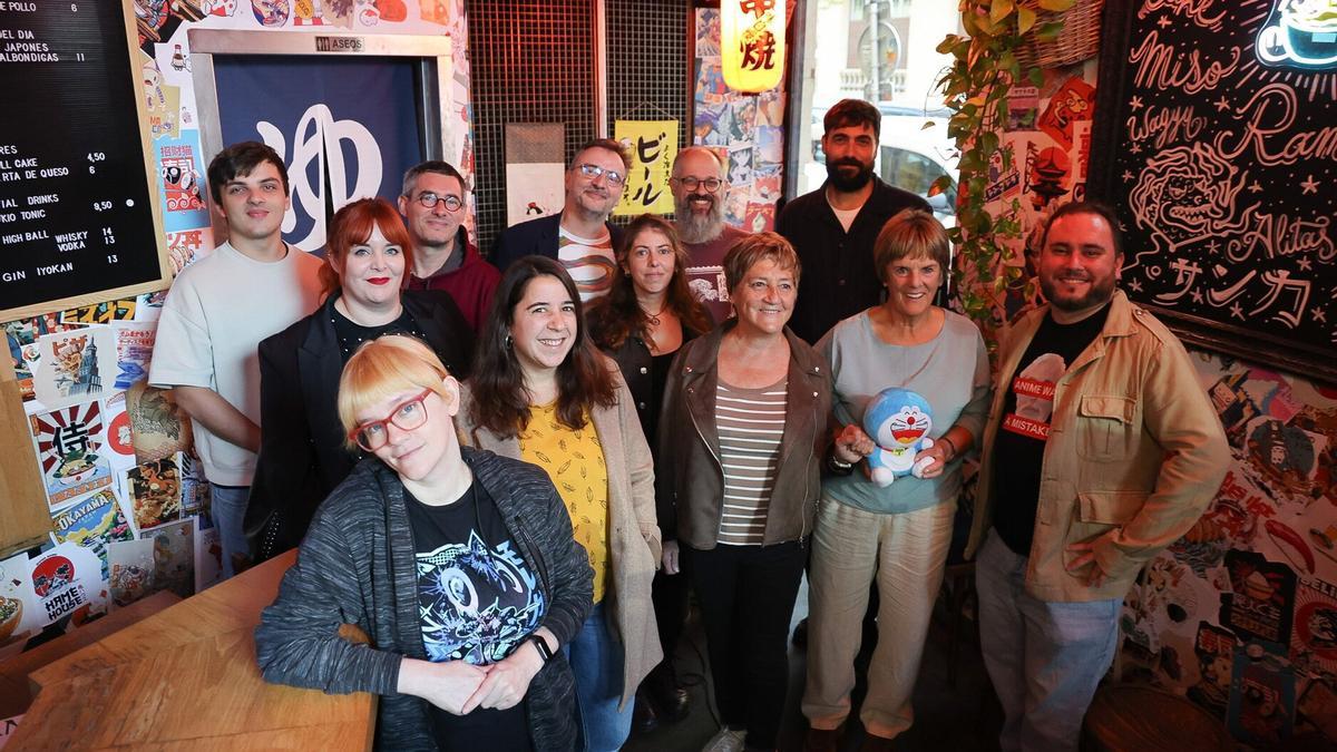 Participantes y colaboradores de la sección Animedon de la Semana de Cine Fantástico y de Terror, ayer en la taberna Sankaku de Donostia.