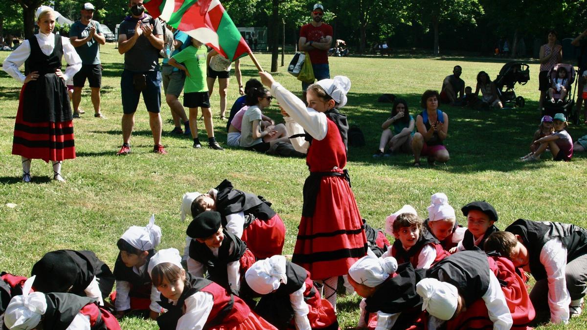 Un grupo de txikis homenajea a la ikurriña en el Araba Euskaraz de 2022