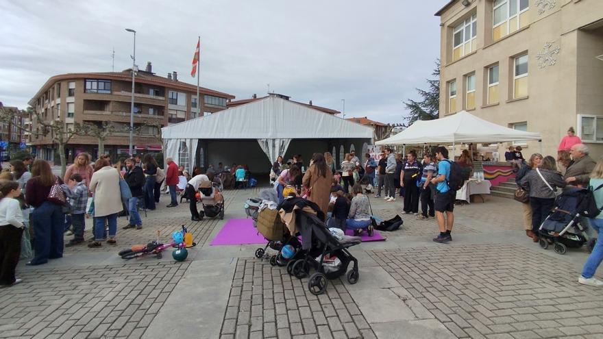Puntadas de solidaridad en Sopela por la pequeña Laia