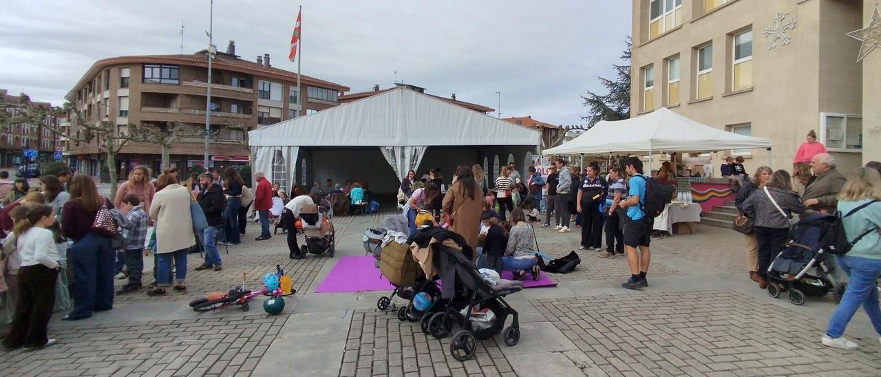 En imágenes: puntadas de solidaridad en Sopela por la pequeña Laia