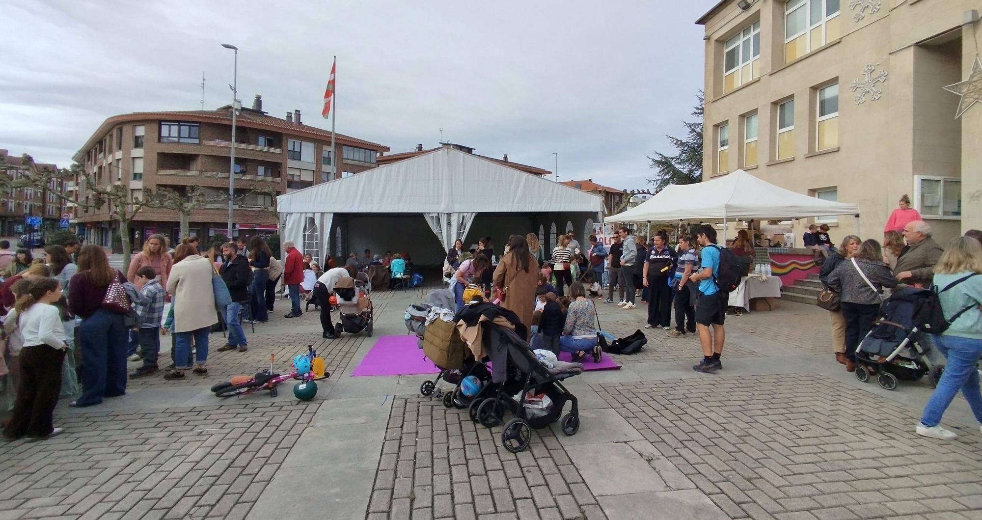 La plaza del ayuntamiento de Sopela acogió diversas actividades solidarias.