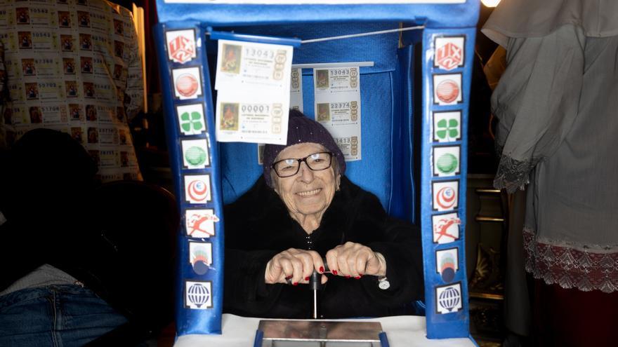 El susto del Sorteo de la Lotería de Navidad: Manoli, de 88 años, sufre una caída en directo