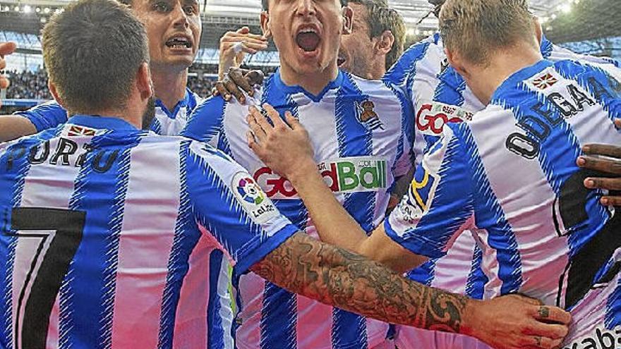 Mikel Oyarzabal celebra con sus compañeros el gol ante el Barcelona.