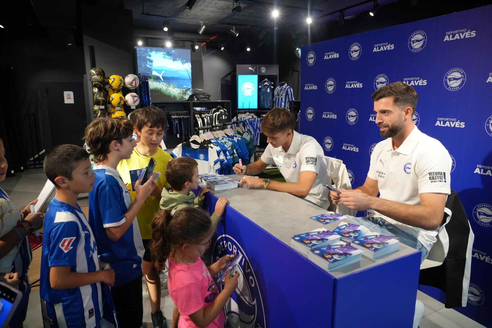 En imágenes: Firma de autógrafos para desbordar Vitoria-Gasteiz de ilusión albiazul