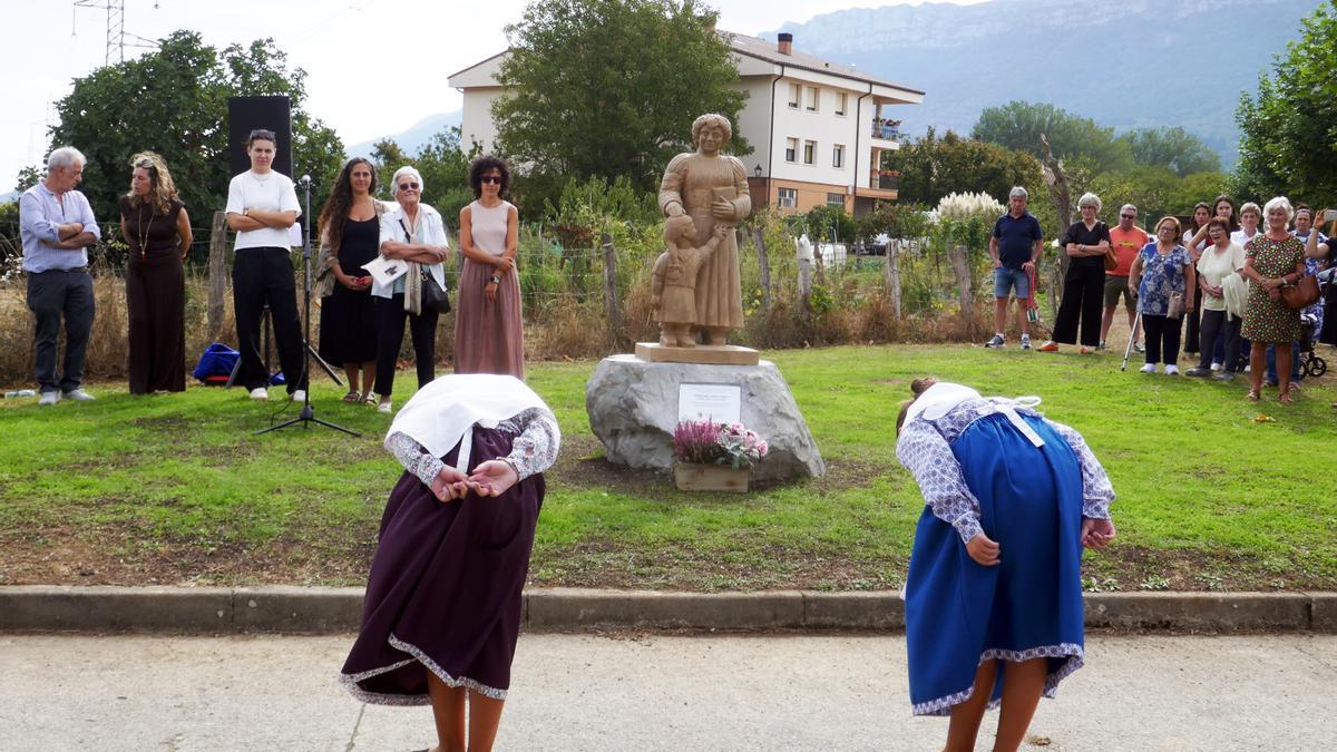 En el homenaje de Irañeta a María Ana Sanz Huarte no faltó un aurresku en su honor.