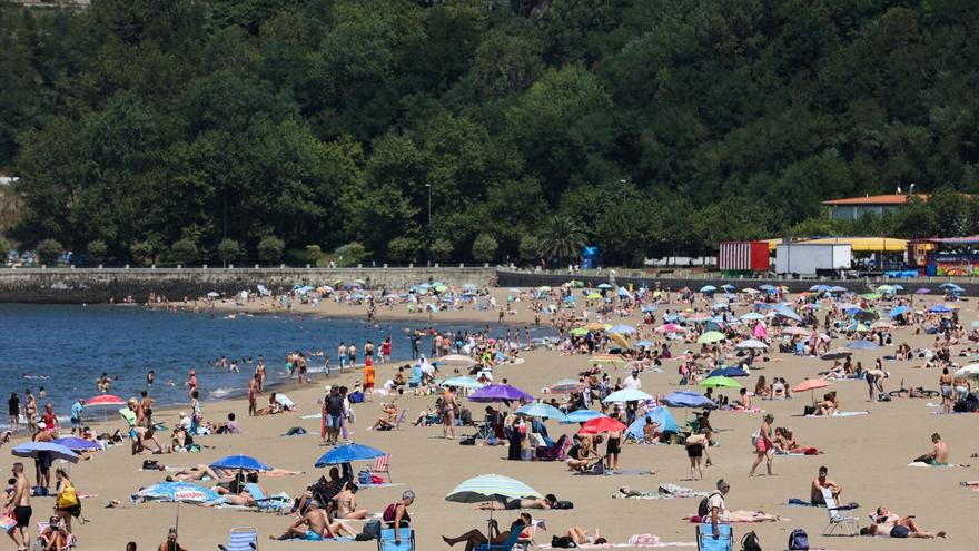 Euskadi vive otra calurosa jornada con las playas tomadas por carabelas portuguesas