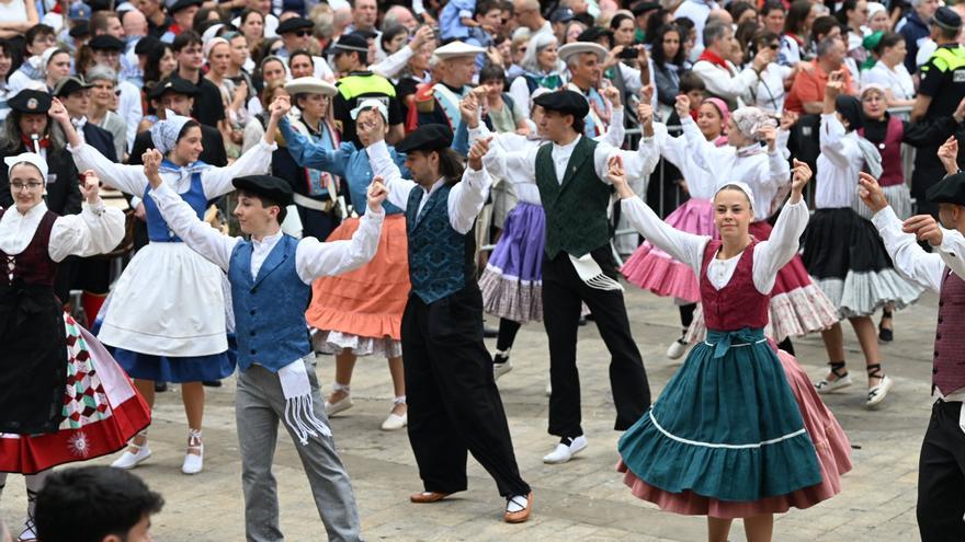 El tradicional Zortziko de La Blanca llena de color y música la Plaza Nueva
