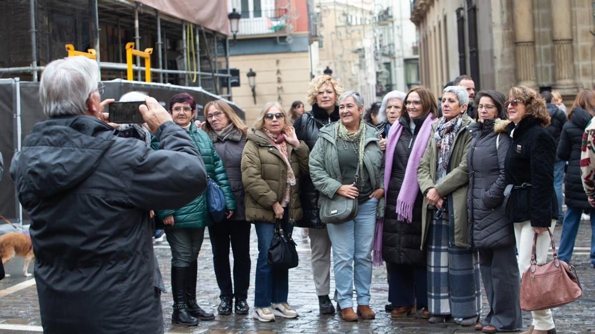 Un grupo de visitantes posa en la Plaza del Ayuntamiento de Pamplona.